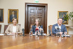 Judith Schwenter (Grüne), Elke Kahr (KPÖ) und Michael Ehmann (SPÖ) stellen die Vereinbarung für ein neues Graz vor.