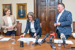 Elke Kahr, Judith Schwentner und Michael Ehmann unterzeichnen die Vereinbarung für ein neues Graz.