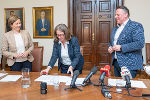 Elke Kahr, Judith Schwentner und Michael Ehmann unterzeichnen die Vereinbarung für ein neues Graz. © Foto Fischer Elke Kahr, Judith Schwentner und Michael Ehmann unterzeichnen die Vereinbarung für ein neues Graz.