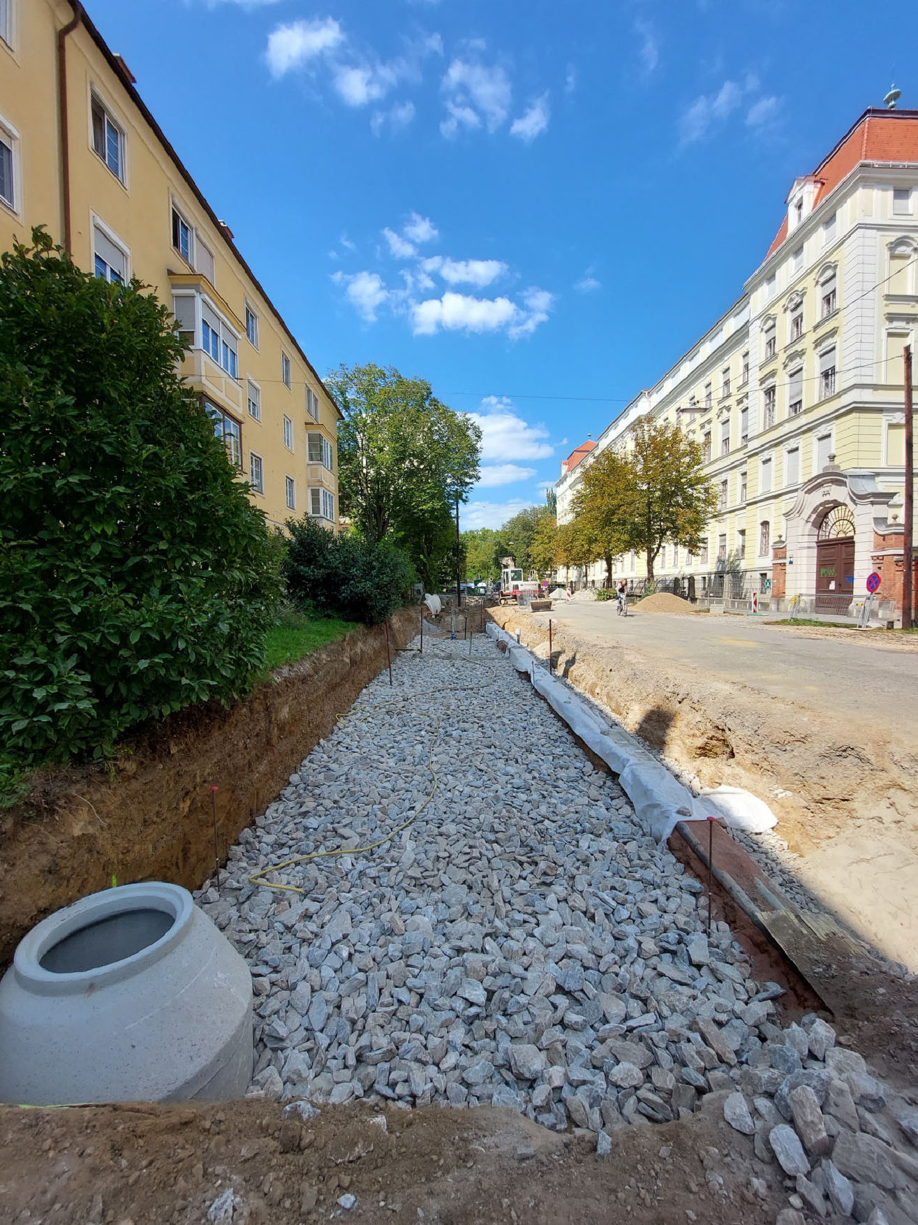 Grobschotter bildet die erste Lage im schichtweisen Aufbau des Stockholmsystems für die neue Baumreihe