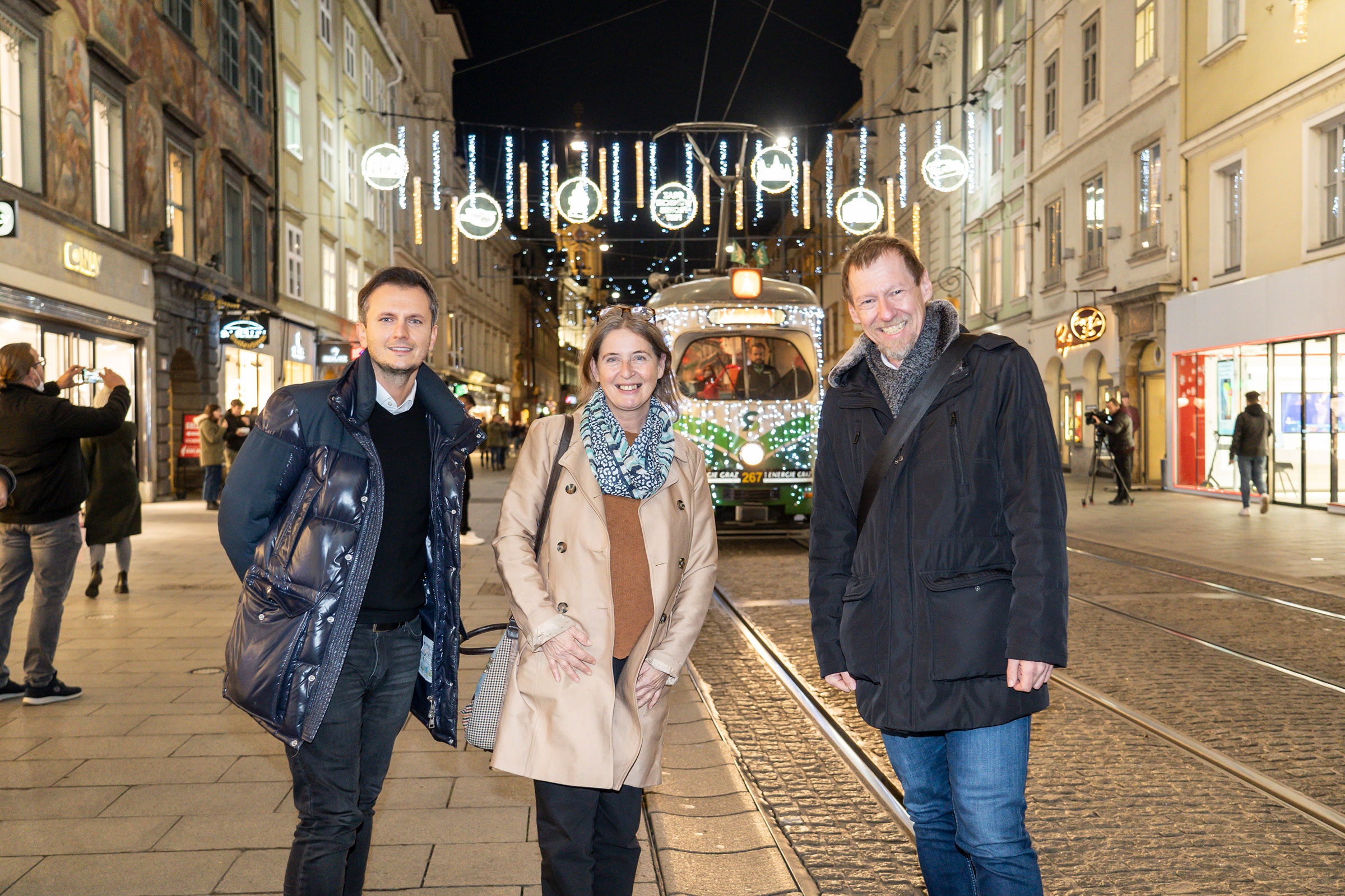 Freuen sich über die neue Beleuchtung: Holding-Marketingmanager Richard Peer, Bürgermeisterin Elke Kahr und Citymanager Heimo Maieritsch. (v. l.)