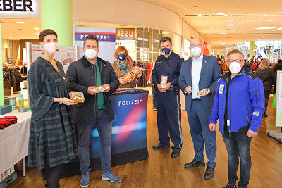 V.l.: Heike Heinisser, Stefan Trippolt, Anita Jud, Fritz Grundnig, Maximilian Mazelle und Gerald Sobian © Stadt Graz/Tatschl V.l.: Heike Heinisser, Stefan Trippolt, Anita Jud, Fritz Grundnig, Maximilian Mazelle und Gerald Sobian