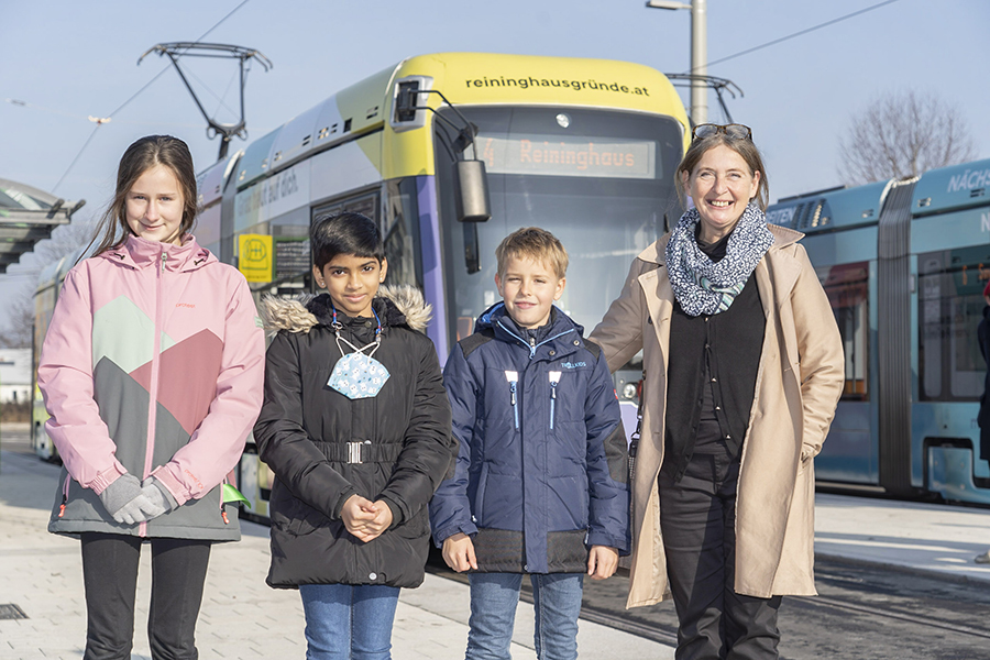 Grünes Licht für die Straßenbahn: Die KinderbürgermeisterInnen Felix Kanzler, Vritika Kadam und Lucia Havrillova mit Bürgermeisterin Elke Kahr.