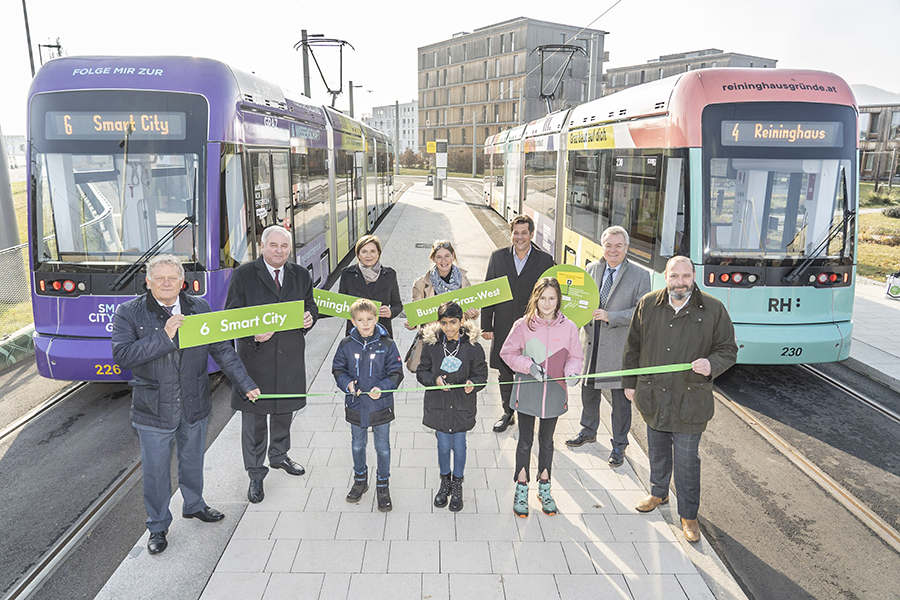 Grünes Licht für die Straßenbahn: Die KinderbürgermeisterInnen Felix Kanzler, Vritika Kadam und Lucia Havrillova eröffneten gemeinsam Holding CEO Wolfgang Malik, Landeshauptmann Hermann Schützenhöfer, Bürgermeisterin-Stellvertreterin Judith Schwentner, Bürgermeisterin Elke Kahr, Stadtbaudirektor Bertram Werle, Landeshauptmann-Stellvertreter Anton Lang und Vorstandsdirektor Mark Perz (v. l.) die Straßenbahnstrecken nach Reininghaus und in die Smart City. Morgen (26. 11.) startet der Echtbetrieb.