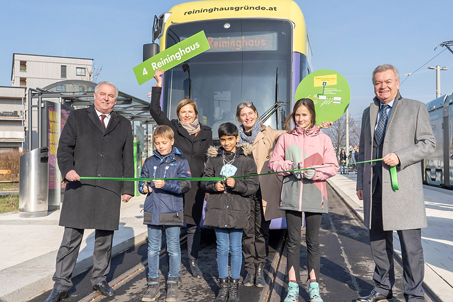 Landeshauptmann Hermann Schützenhöfer, Bürgermeisterin-Stellvertreterin Judith Schwentner, Bürgermeisterin Elke Kahr, Landeshauptmann-Stellvertreter Anton Lang mit den KinderbürgermeisterInnen Felix Kanzler, Vritika Kadam und Lucia Havrillova.
