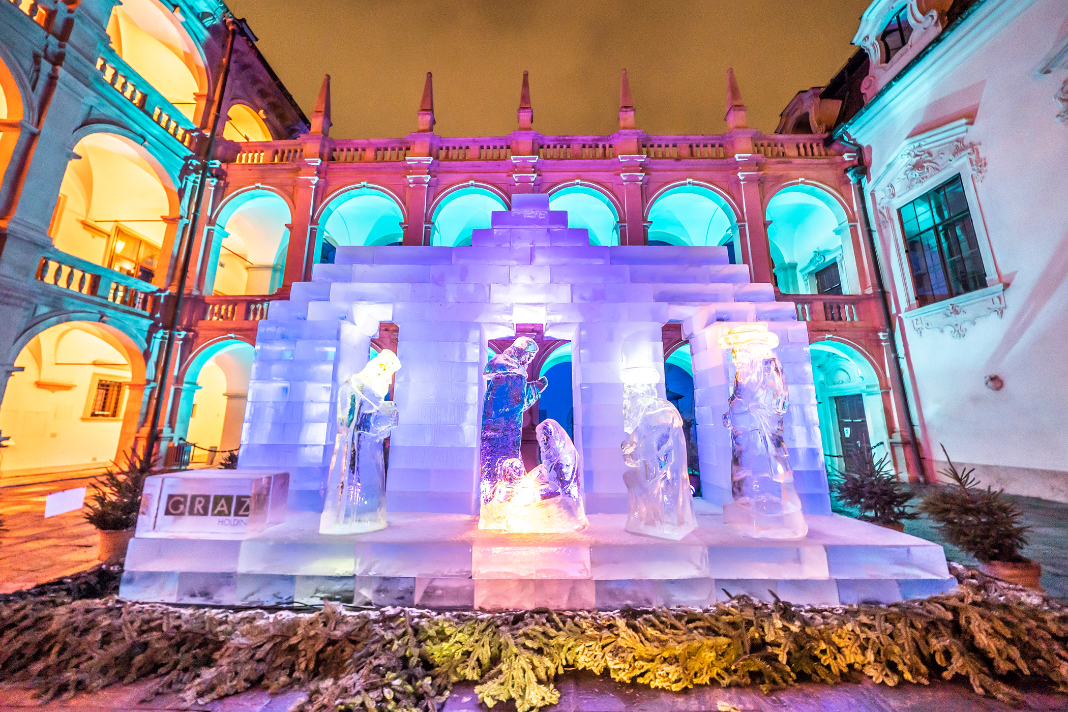 Die Eiskrippe im Landhaushof ist die weltweit größte ihrer Art.