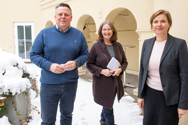 Die KoalitionspartnerInnen gaben heute im Rahmen einer Pressekonferenz die Umsetzung ihrer ersten Maßnahmen aus dem geschnürten Paket bekannt: Kürzung der Parteienförderung um zehn Prozent. Foto: Michael Ehmann, Elke Kahr und Judith Schwentner (v. l.).