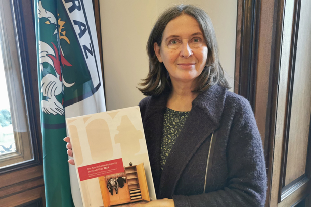 Bürgermeisterin Elke Kahr mit dem aktuellen Menschenrechtsbericht. © KK Bürgermeisterin Elke Kahr mit dem aktuellen Menschenrechtsbericht.