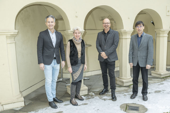 Bildungs-, Jugend- und Familienstadtrat Kurt Hohensinner, Ingrid Krammer (Abteilungsleiterin Amt für Jugend und Familie), Gerald Friedrich (Fachbereichsleitung Psychologie im Amt für Jugend und Familie), Paulino Jimenez (Studienautor, Universität Graz, Institut für Psychologie)