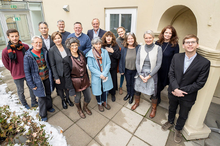 Gruppenbild der PreisträgerInnen mit Teilen der Stadtregierung
