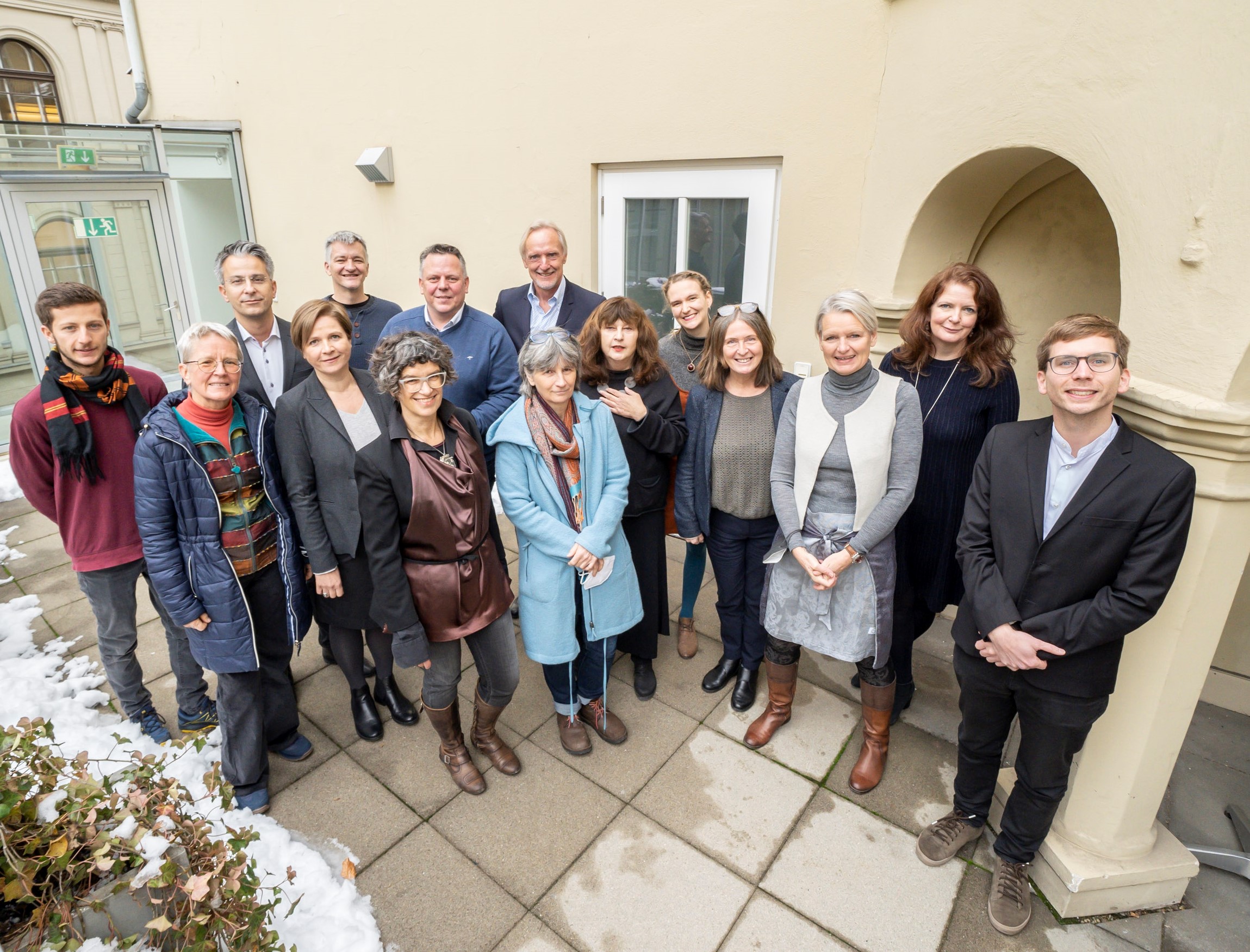 Die PreisträgerInnen mit Bürgermeisterin Elke Kahr, Vizebürgermeisterin Judith Schwentner und Stadträte Manfred Eber, Robert Krotzer, Günter Riegler und Kurt Hohensinner sowie Klubobmann Michael Ehmann.