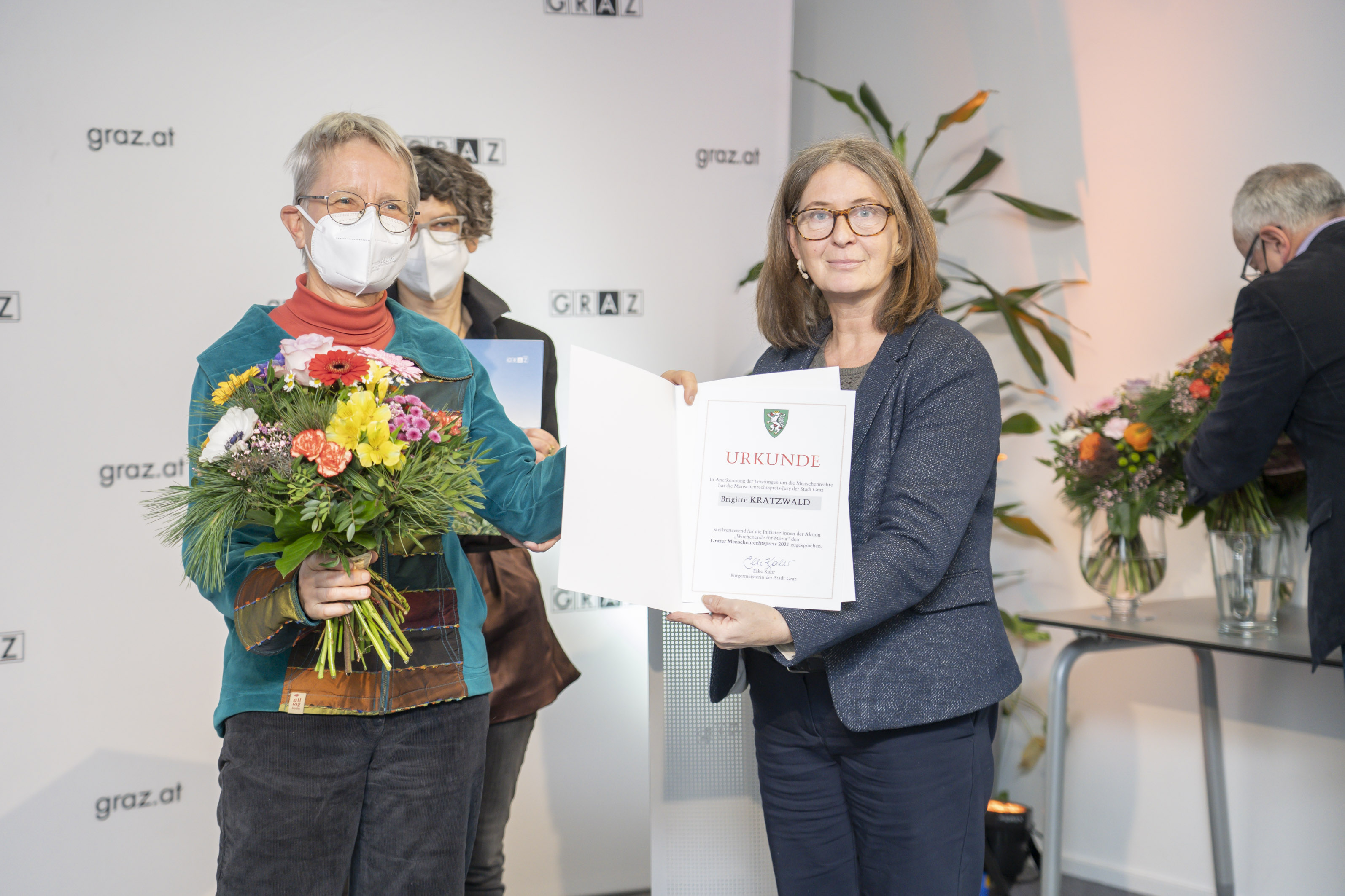 Preisträgerin Brigitte Kratzwald (l.) mit Bürgermeisterin Elke Kahr
