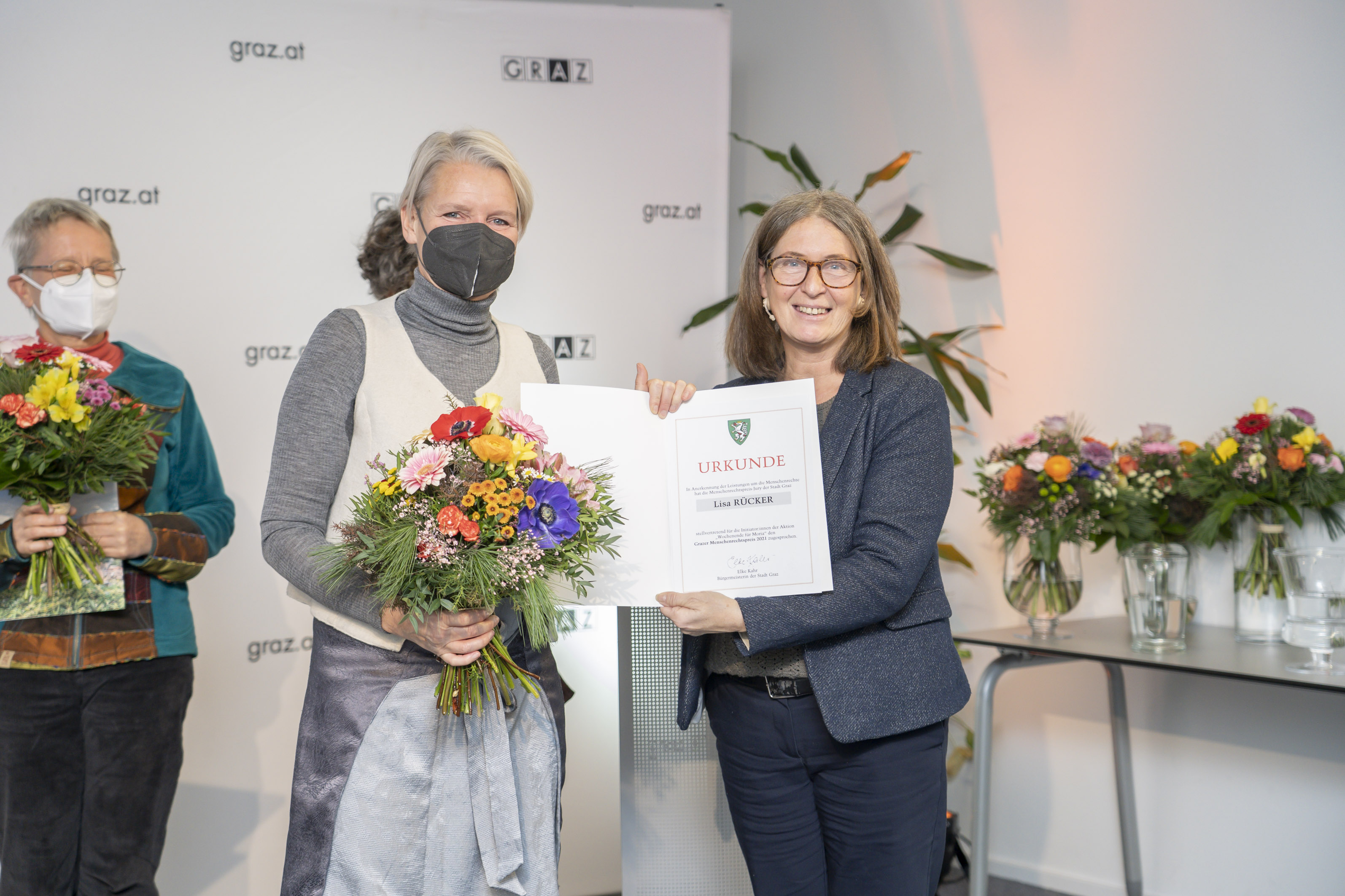 Preisträgerin Lisa Rücker (l.) mit Bürgermeisterin Elke Kahr © Stadt Graz/Fischer Preisträgerin Lisa Rücker (l.) mit Bürgermeisterin Elke Kahr