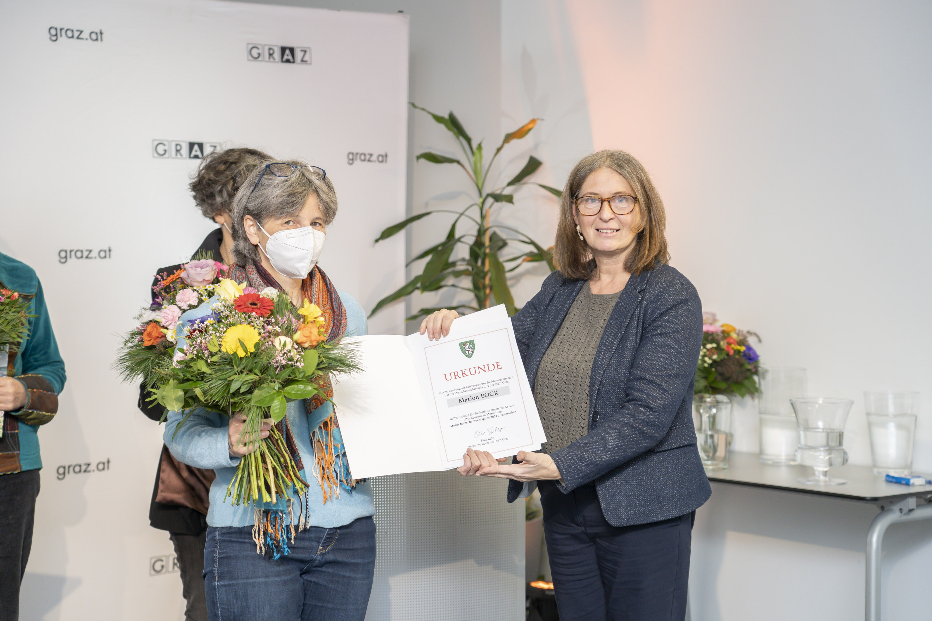Preisträgerin Marion Bock (l.) mit Bürgermeisterin Elke Kahr