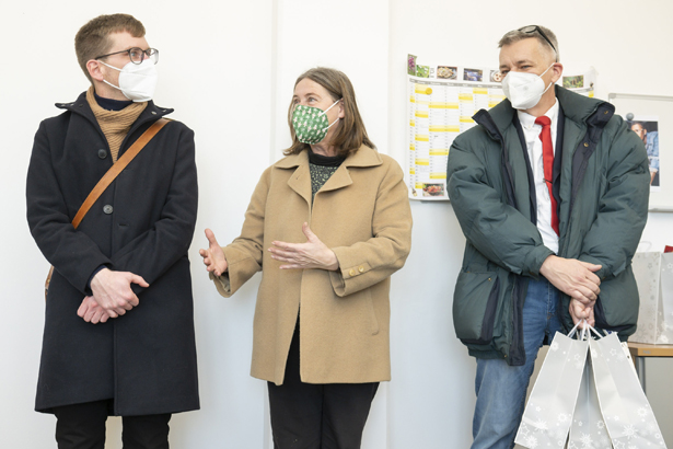 Weihnachtsüberraschung für die Corona-Task-Force-MitarbeiterInnen: Bürgermeisterin Elke Kahr und die Stadträte Robert Krotzer (l.) und Manfred Eber übergaben Geschenkssackerln und bedankten sich persönlich für den Einsatz.