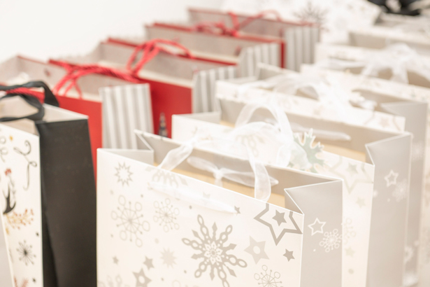 Geschenkssackerln mit Süßigkeiten und Gutscheinen als Dank für großes Engagement und enormen Einsatz im Kampf gegen die Pandemie. © Stadt Graz/Fischer Geschenkssackerln mit Süßigkeiten und Gutscheinen als Dank für großes Engagement und enormen Einsatz im Kampf gegen die Pandemie.