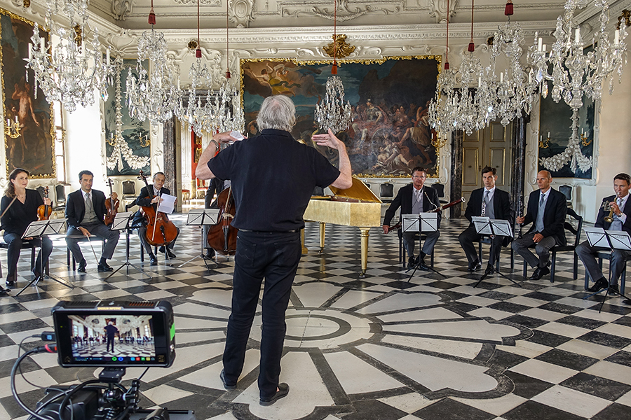 Die Wiener Philharmoniker im Planetensaal von Schloss Eggenberg.