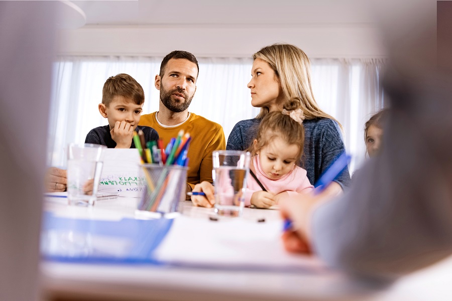 Für alle Fragen rund um das Thema Familie stehen Ihnen unsere Fachkräfte gerne zur Seite. © iStockphoto/skynesher Für alle Fragen rund um das Thema Familie stehen Ihnen unsere Fachkräfte gerne zur Seite.