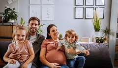 Symbolbild: Familie auf Couch