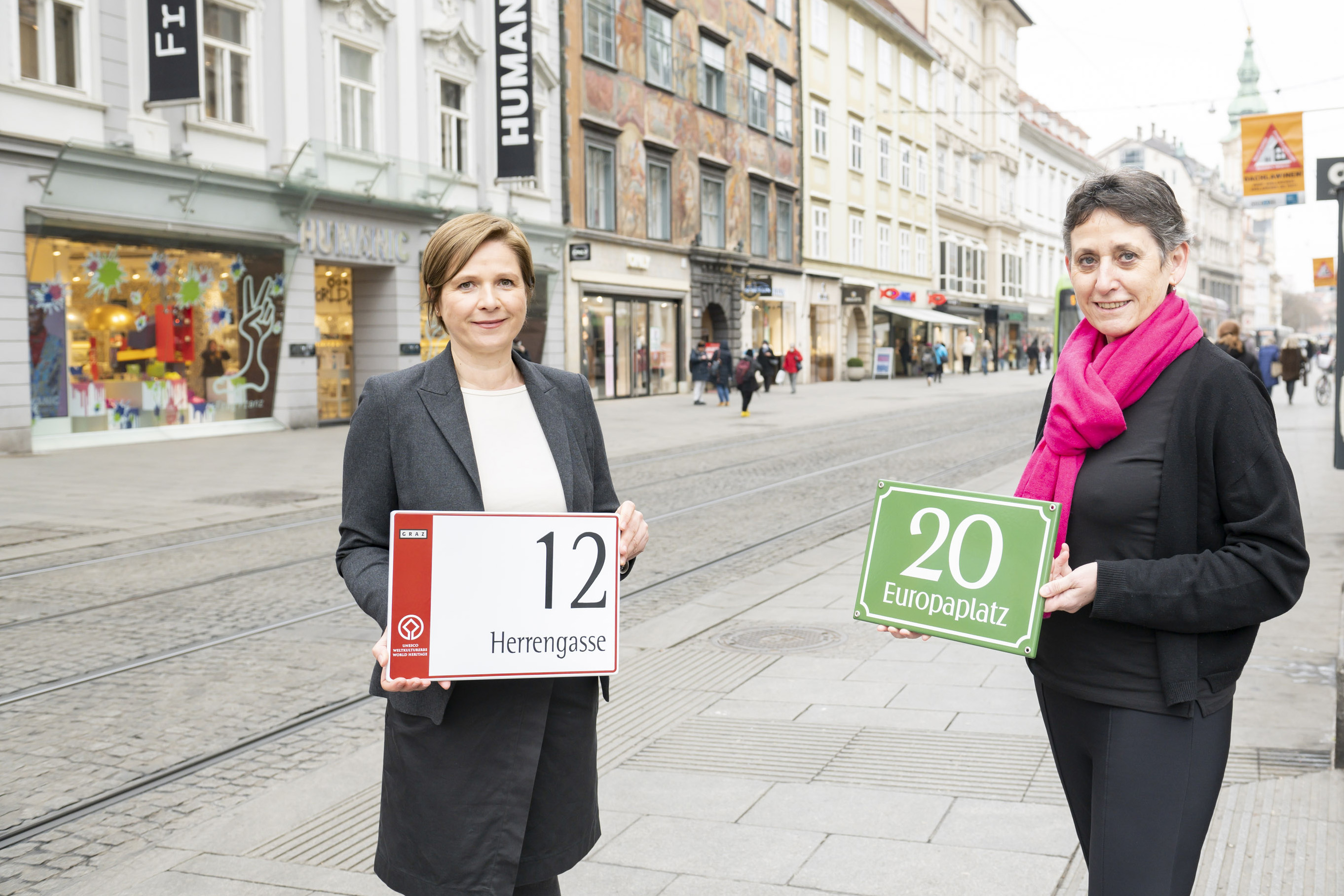 Vizebürgrmeisterin Judith Schwentner und Stadtvermessungsleiterin Elke Achleitner freuen sich über das Online-Bestellservice für Hausnummerntafel.