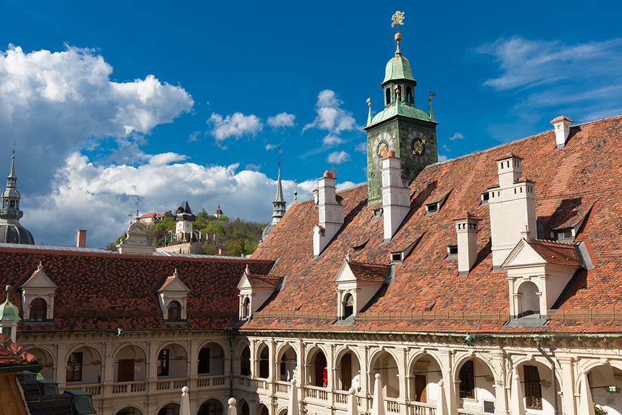 Der Landhaushof gilt mit seinen Arkaden als Meisterwerk der italienischen Renaissance und ist ein besonderer Blickfang in der Grazer Altstadt. © Graz Tourismus/Harry Schiffer Der Landhaushof gilt mit seinen Arkaden als Meisterwerk der italienischen Renaissance und ist ein besonderer Blickfang in der Grazer Altstadt.
