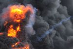 Schwarzer Rauch und Feuer
