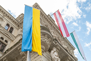 Ein Zeichen der Solidarität: Die ukrainische Flagge wurde am Samstag vor dem Rathaus gehisst.