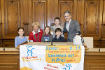Stadtrat Kurt Hohensinner und Abteilungsleiterin Ingrid Krammer (Amt für Jugend und Familie) mit den Kinderbürgermeister:innen der letzten Periode