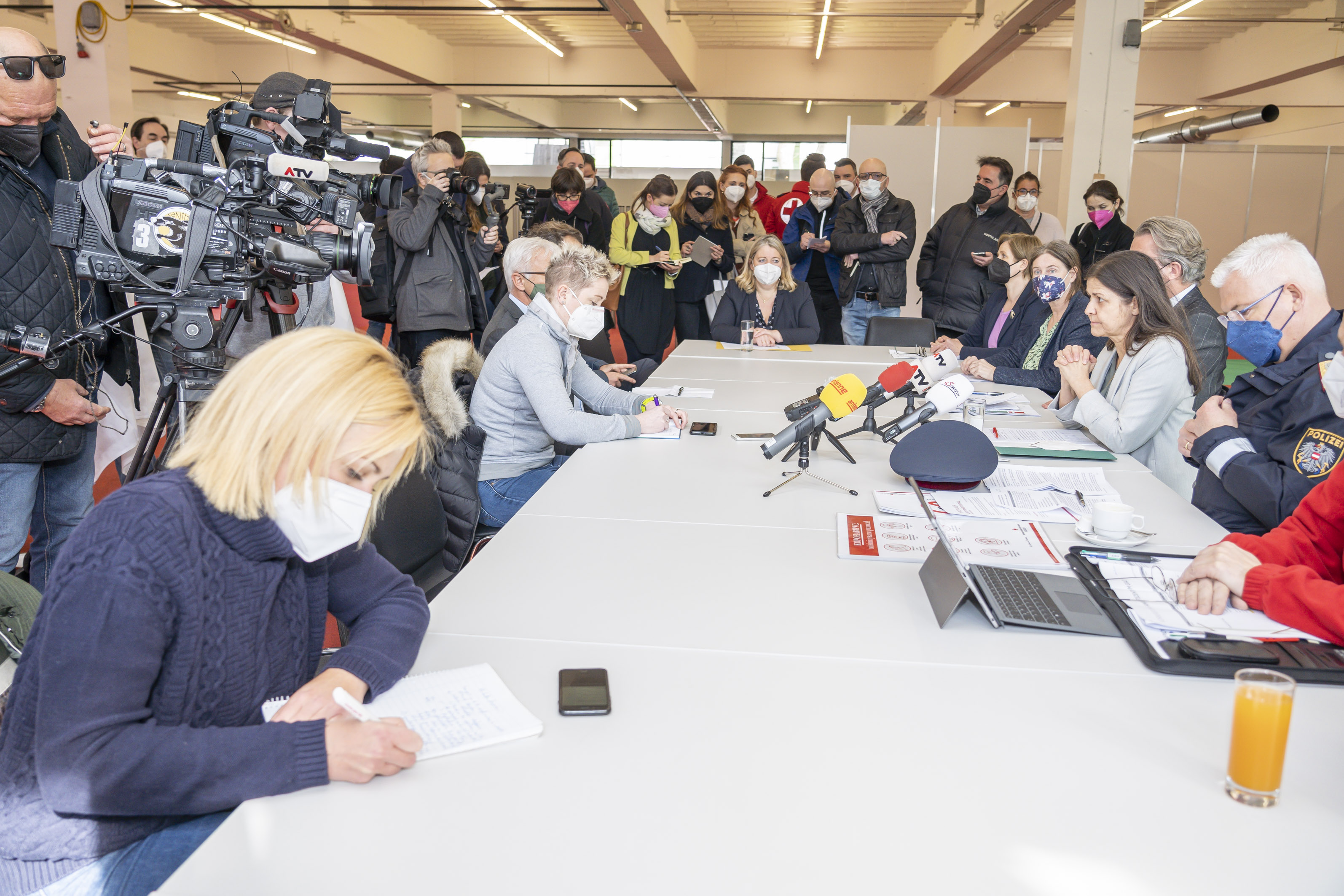 Großer medialer Andrang bei der Pressekonferenz zur Eröffnung des Ankunftszentrums.