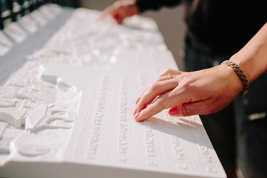 Graz Museum Schloßberg: Tast-Relief der Aussicht auf die Stadt von der Kanonenhalle aus