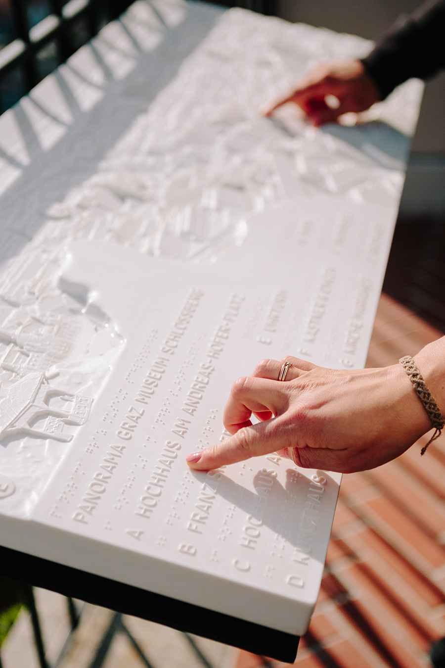 Graz Museum Schloßberg: Tast-Relief der Aussicht auf die Stadt von der Kanonenhalle aus.