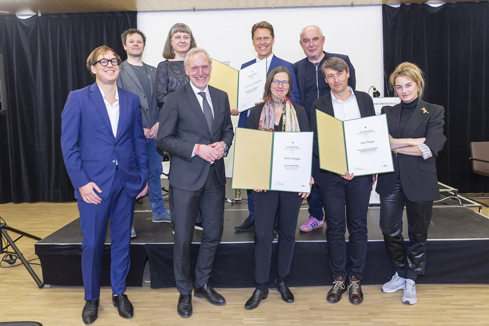 Gruppenfoto © 1. Reihe von links: Peter Clar (poesiegalerie), Stadtrat Dr. Günter Riegler, Kathrin Röggla, Aleš Šteger, Teresa Präauer; 2. Reihe von links: Andreas Unterweger, Monika Vasik (poesiegalerie), Udo Kawasser (poesiegalerie), Klaus Kastberger Gruppenfoto