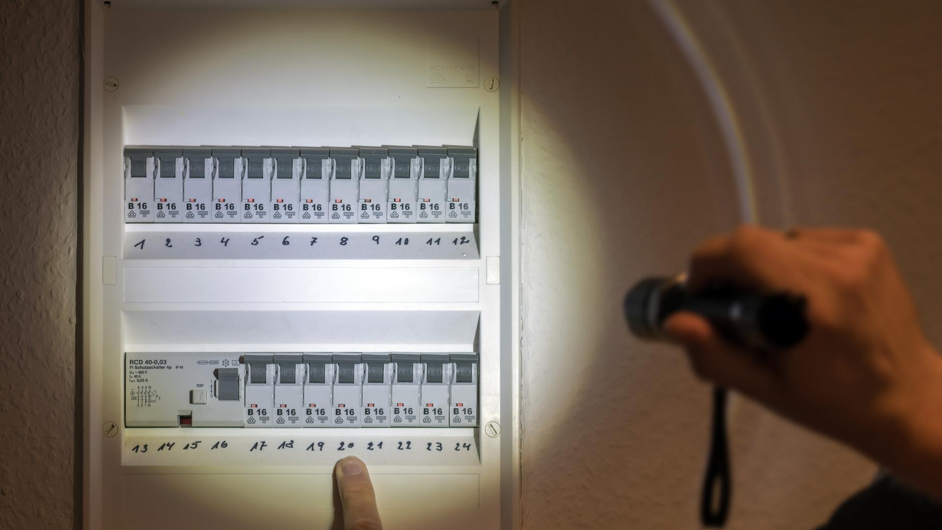 Von einem Blackout spricht man, wenn der Strom längerfristig großflächig ausfällt und der Alltag dadurch stillsteht. © Ralf Geithevia via Canva.com Von einem Blackout spricht man, wenn der Strom längerfristig großflächig ausfällt und der Alltag dadurch stillsteht.