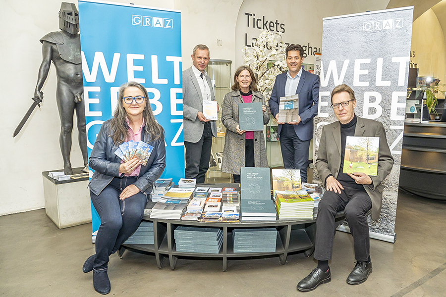 Laden zum 50. Geburtstag des Grazer Welterbes ein: Bürgermeisterin Elke Kahr (Mitte, 2. Reihe hinten), Graz-Tourismus-Chef Dieter Hardt-Stremayr (links 2. Reihe), Stadtbaudirektor Bertram Werle (rechts 2. Reihe), sowie Gertraud Strempfl-Ledl (vorne links) und Christian Probst (vorne rechts) von der Welterbekoordinierungsstelle der Stadt Graz. © Stadt Graz/Fischer Laden zum 50. Geburtstag des Grazer Welterbes ein: Bürgermeisterin Elke Kahr (Mitte, 2. Reihe hinten), Graz-Tourismus-Chef Dieter Hardt-Stremayr (links 2. Reihe), Stadtbaudirektor Bertram Werle (rechts 2. Reihe), sowie Gertraud Strempfl-Ledl (vorne links) und Christian Probst (vorne rechts) von der Welterbekoordinierungsstelle der Stadt Graz.