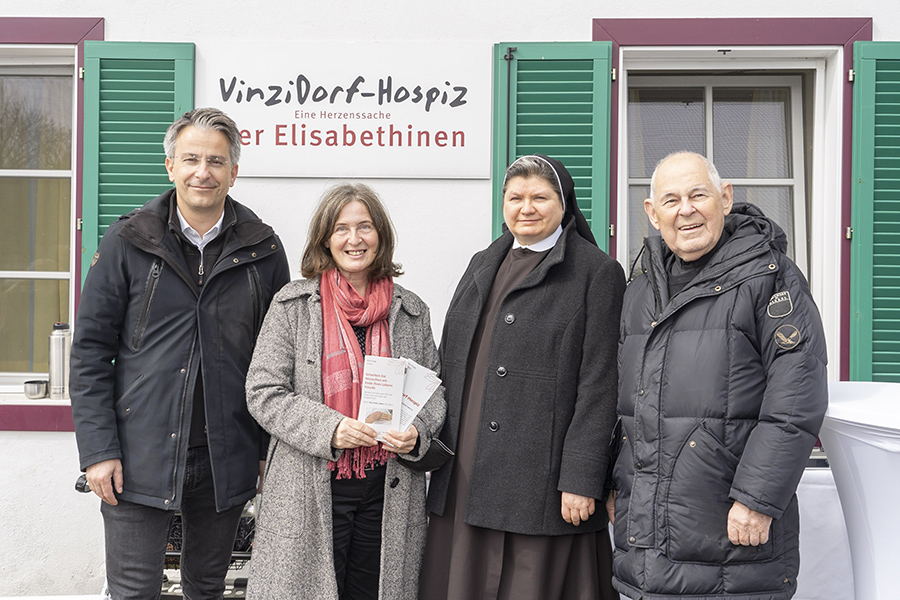 Unter den Gratulant:innen: Stadtrat Kurt Hohensinner, Bürgermeisterin Elke Kahr, Generaloberin der Elisabethinen Mutter Bonaventura Holzmann und Vinzi-Pfarrer Wolfgang Pucher (v. l.).