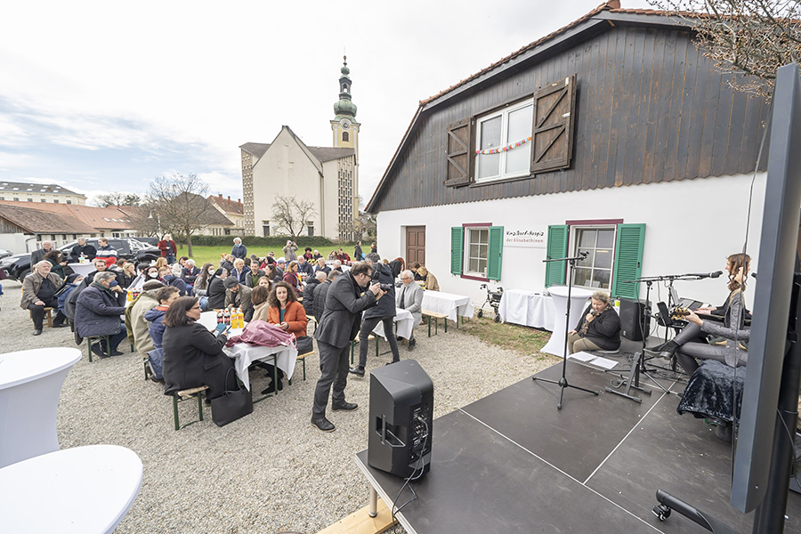 Die Jubiläumsfeier fand direkt vor dem Hospiz statt, das sich auf dem VinziDorf-Gelände in der Riesstraße befindet. Im Hintergrund die Leonhardkirche.