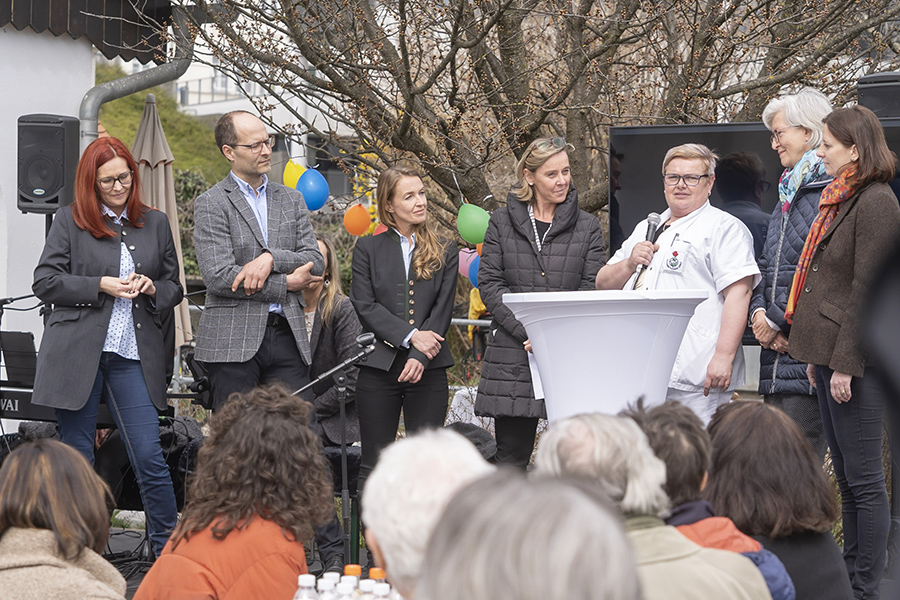 Vertreter:innen des engagierten Hospizteams: Désirée Amschl-Strablegg, Gerold Muhri, Katja Wahrbichler, Jasminka Hatlak, Angelika Döller und Isabel Steeb (v. l.); in der Mitte Moderatorin Christiane Stöckler (4. v. l.).