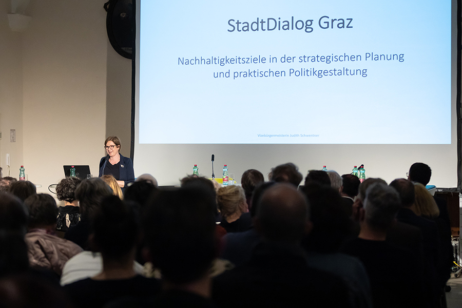 StadtDialoge: Die Auftaktveranstaltung zur Zukunft der Stadtentwicklung lockte viele Interessierte in den Bernhardinsaal des Franziskanerklosters.