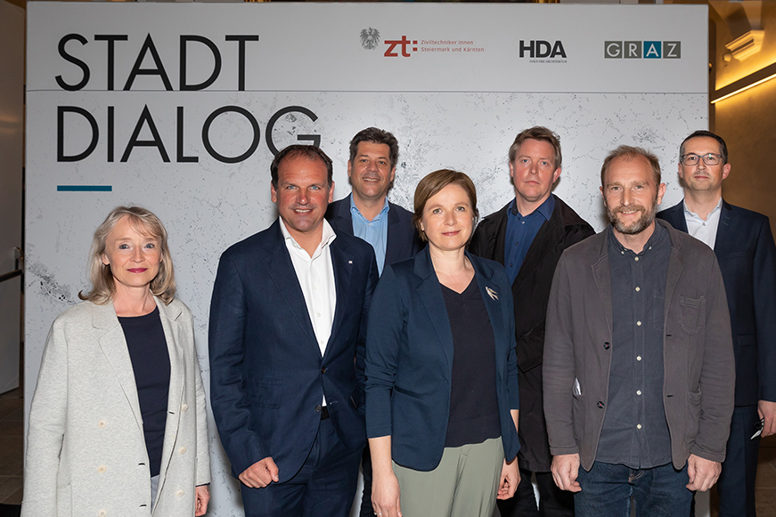 Setzen in der Stadtentwicklung auf Dialog: Vizebürgermeisterin Judith Schwentner (Mitte), Beate Engelhorn (HDA), Gustav Spener (Ziviltechniker:innenkammer), Stadtbaudirektor Bertram Werle, Rainer Wührer und Burkhard Schelischansky (Sektion Architekt:innen –ZT) und Stadtplanungschef Bernhard Inninger (von links)