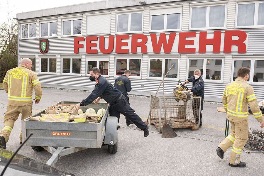 Die Feuerwehrler machen die Ausrüstung reisefertig.