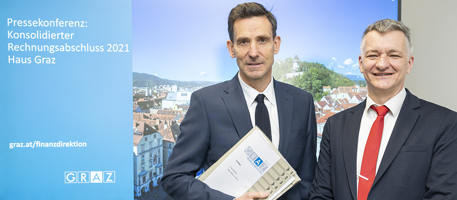 Finanzstadtrat Manfred Eber (rechts) und Finanzdirektor Stefan Tschikof präsentierten den Rechnungsabschluss 2021.