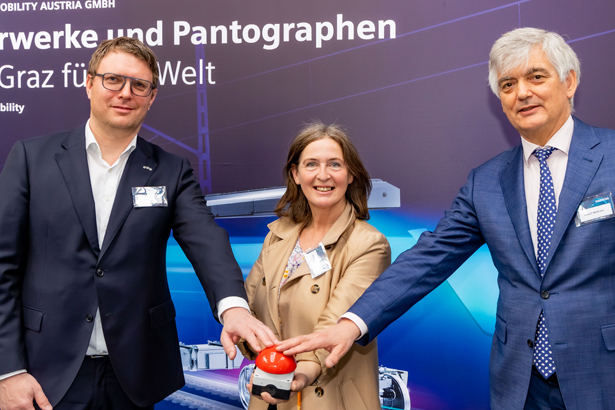 Bürgermeisterin Elke Kahr eröffnete heute gemeinsam mit Siemens-CEO Arnulf Wolfram (r.) und Standortleiter Stefan Erlach ein High-Tech Versuchslabor im Siemens Mobility Werk Graz.