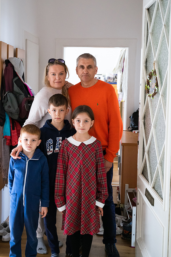 Marat und Nadja Yakupov sind überglücklich, mit ihren Kindern Klym, Mark und Emilia (v. l.) im Gemeindewohnbau Flosslendstraße so herzlich aufgenommen worden zu sein.