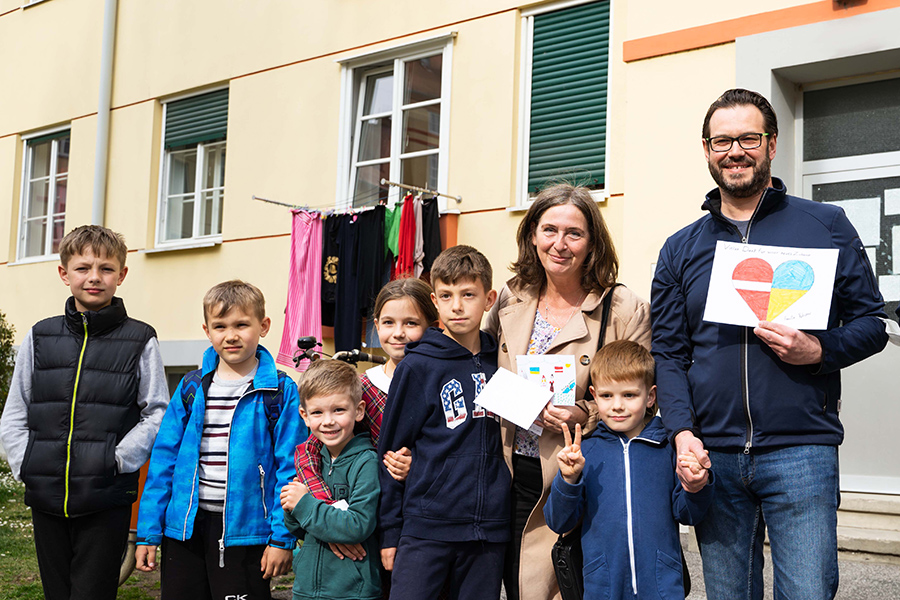 Die kleinen Ukrainerinnen und Ukrainer leben sich in den Gemeindewohnungen langsam ein. Rechts außen: Bürgermeisterin Kahr und René Stangl von Wohnen Graz.