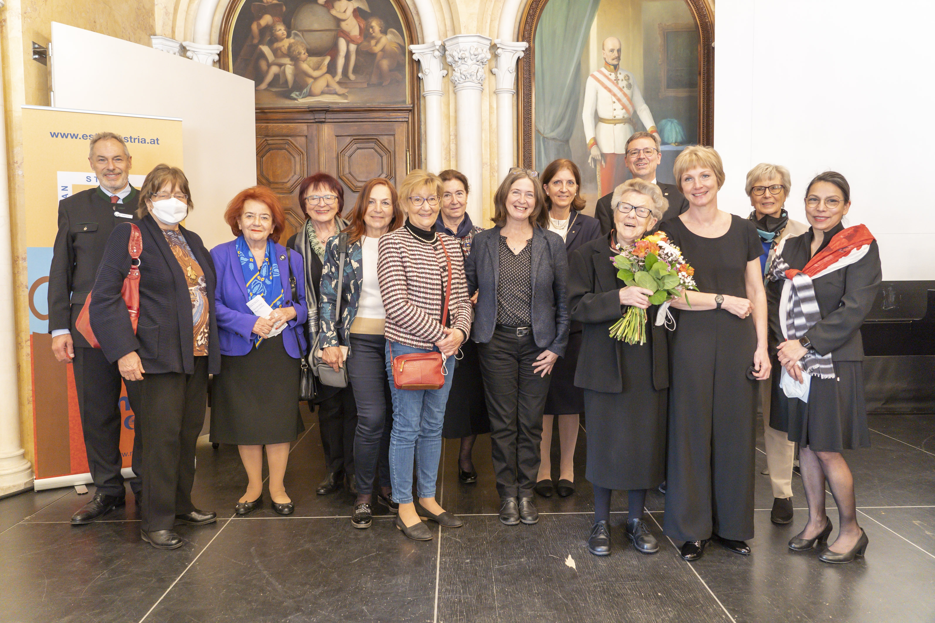 Im Namen der Stadtregierung wünschte Bürgermeisterin Elke Kahr Frau Marianne Kroemer viel Glück und Gesundheit. © Stadt Graz/Foto Fischer Im Namen der Stadtregierung wünschte Bürgermeisterin Elke Kahr Frau Marianne Kroemer viel Glück und Gesundheit.