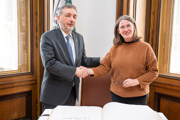 Bürgermeisterin Elke Kahr freute sich über den Besuch des französischen Botschafters S. E. Gilles Pécout. © Stadt Graz/Fischer Bürgermeisterin Elke Kahr freute sich über den Besuch des französischen Botschafters S. E. Gilles Pécout.