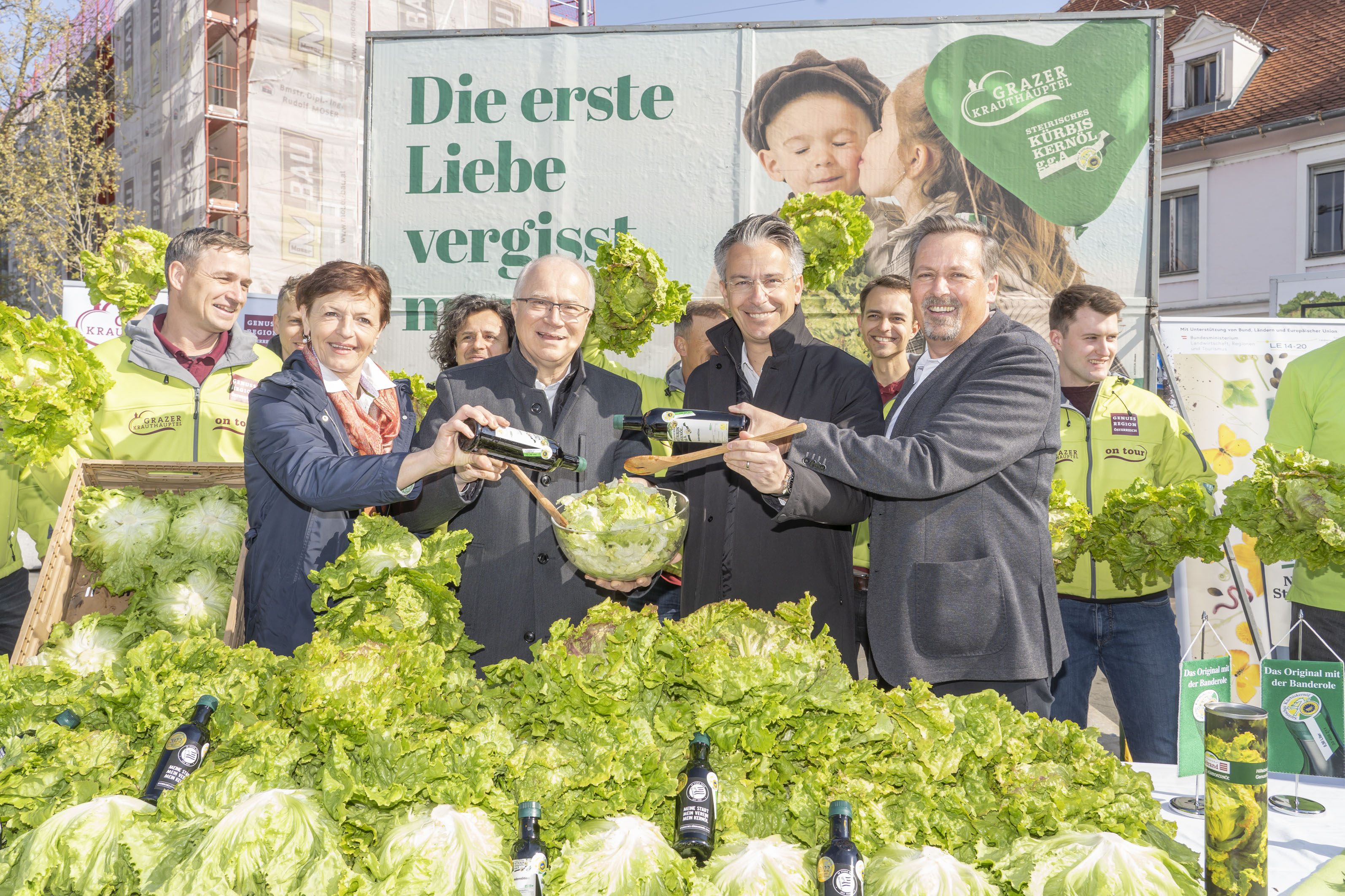 v.l.: LK-Vizepräsidentin Maria Pein, Landesrat Johann Seitinger, Stadtrat Kurt Hohensinner, Reinhold Zötsch (Geschäftsführer Steirisches Kürbiskernöl g.g.A.) © Stadt Graz / Fischer v.l.: LK-Vizepräsidentin Maria Pein, Landesrat Johann Seitinger, Stadtrat Kurt Hohensinner, Reinhold Zötsch (Geschäftsführer Steirisches Kürbiskernöl g.g.A.)