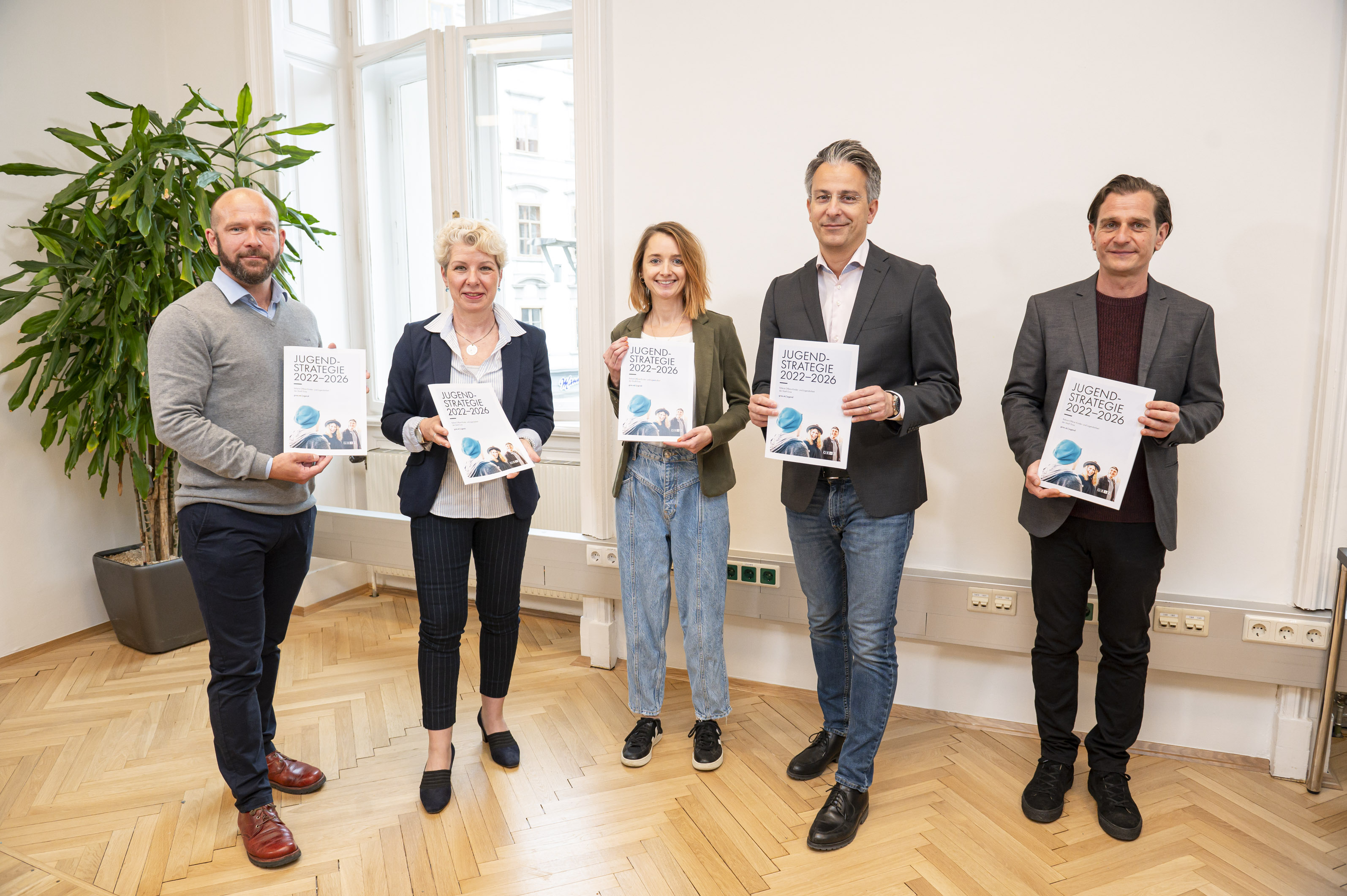 Markus Schabler (Leitung Offene Jugendarbeit im Amt für Jugend und Familie), Ingrid Krammer (Abteilungsleiterin Amt für Jugend und Familie), Michelle Kammerhofer (Standortleitung des Jugend[cafe] Andritz), Jugend- und Familienstadtrat Kurt Hohensinner, Florian Arlt (Geschäftsführer des Steirischen Dachverbands der Offenen Jugendarbeit)