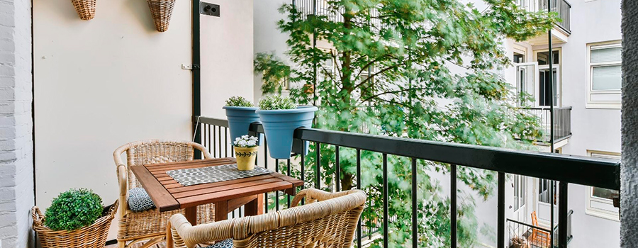 Wer den Sommer am Balkon verbringt, sollte seine Nachbarinnen und Nachbarn nicht vergessen.