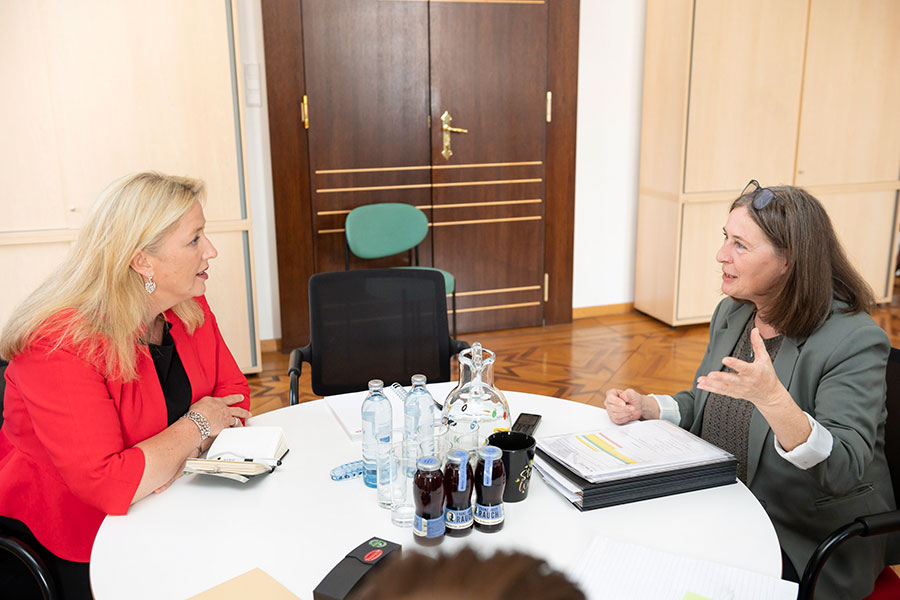 Lindsay Skoll im Gespräch mit Bürgermeisterin Elke Kahr.